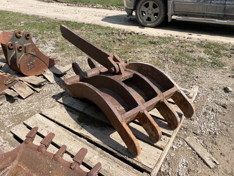 Attachments  Backhoe Excavator Thumb - 27" Photo